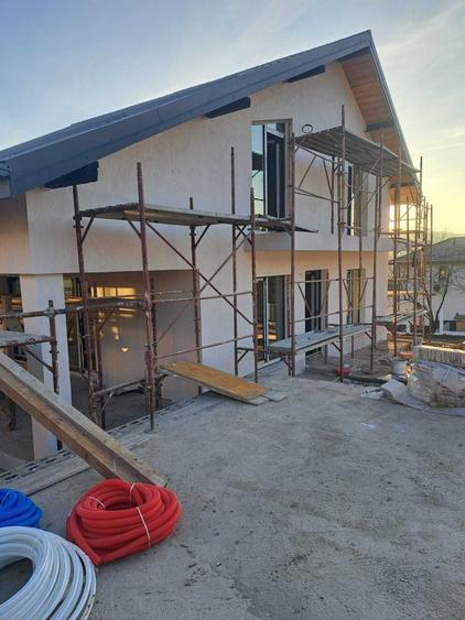 Casă cu 4 camere în Valea Adâncă