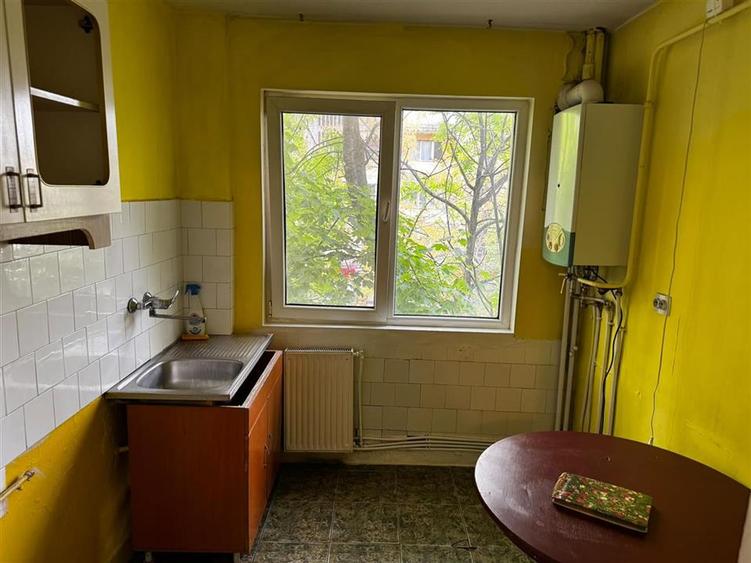 Apartament cu 3 camere semidecomandat în Podu Roș