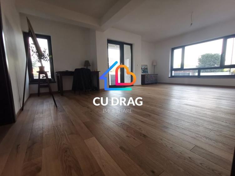 Casă individuală cu 8 camere cu Canalizare în Șelimbăr