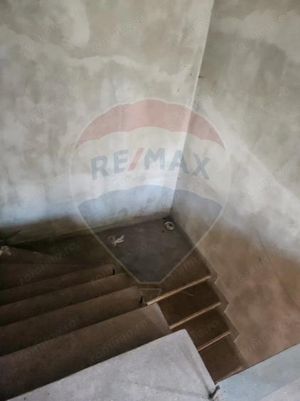 Casă cu 6 camere cu Teren 250 Mp în Central