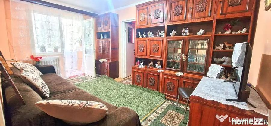 Apartament cu 3 camere semidecomandat în Km 4