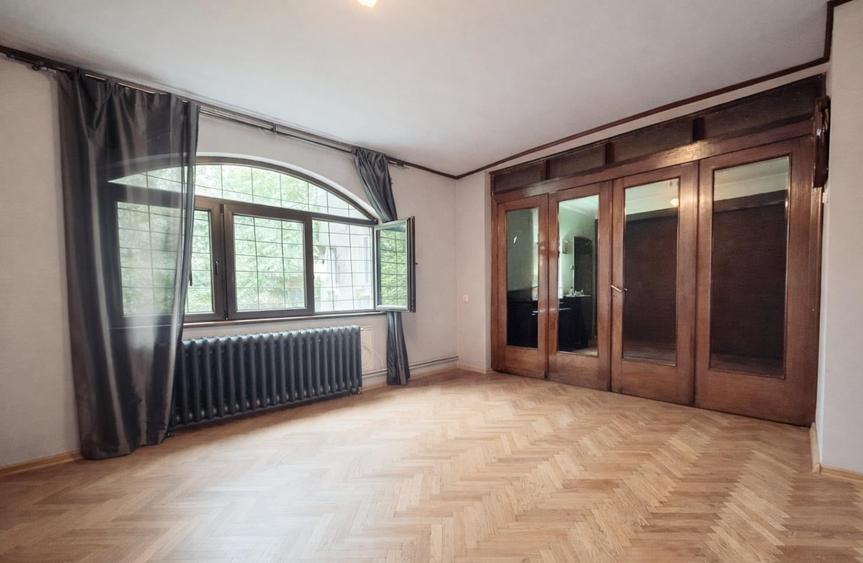 Apartament cu 4 camere circular în P-ța Romană