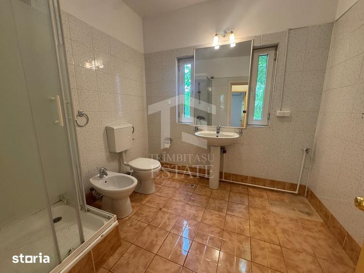 Casă cu 8 camere cu Teren 387 Mp în Central