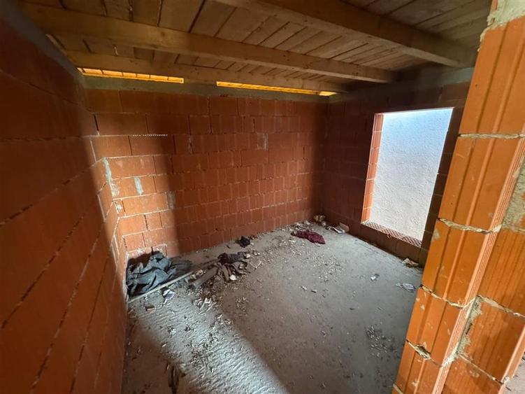 Casă cu 4 camere cu Garaj în Livada de Bihor