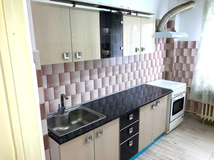 Apartament cu 3 camere semidecomandat în Rahova