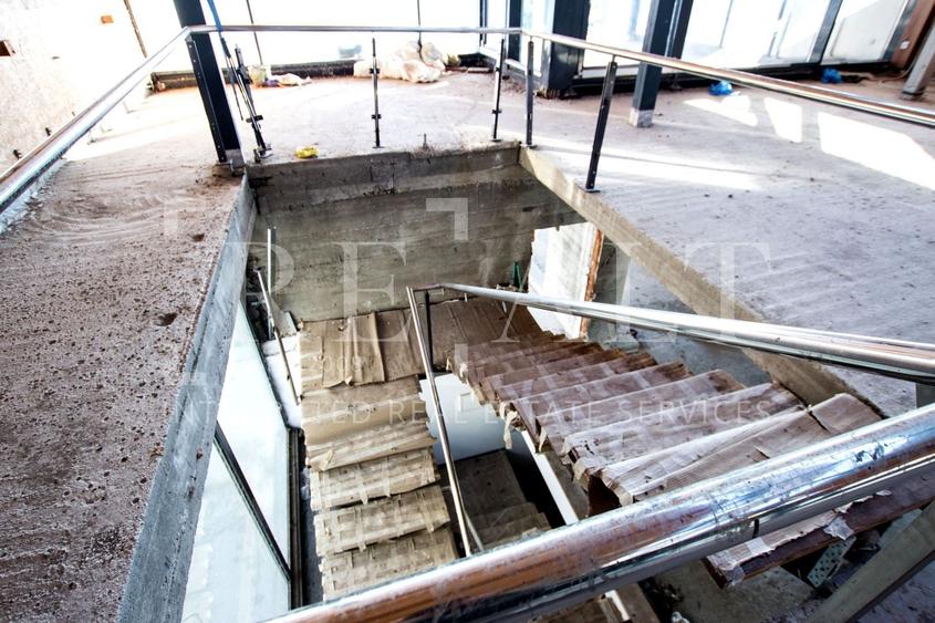 Casă individuală cu 7 camere cu Canalizare în Lacul Tei