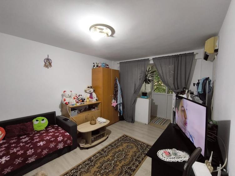 Apartament cu 4 camere decomandat în Lacul Tei