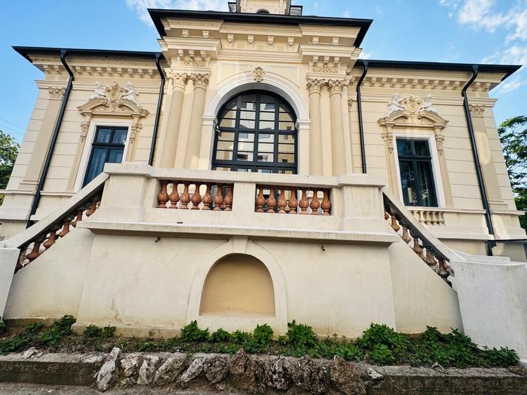 Birou, de 400 mp, în Central