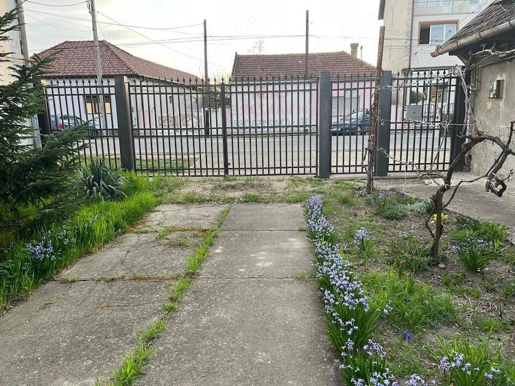 Casă cu 4 camere cu Teren 1986 Mp în Central