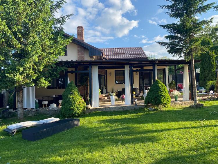Casă individuală cu 5 camere cu Teren 2000 Mp în Sud