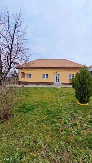 Casă cu 4 camere în Traian