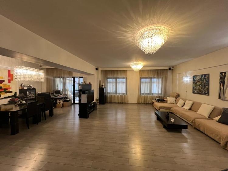 Apartament cu 5 camere decomandat în Herăstrău