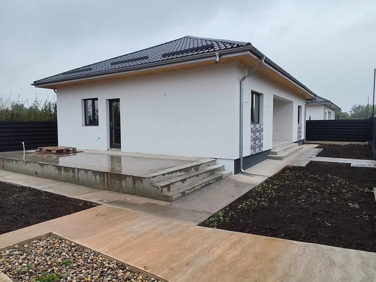 Casă individuală cu 4 camere cu Teren 350 Mp în Joița