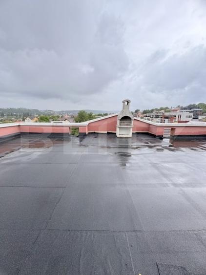 Casă individuală cu 9 camere cu Canalizare în Dâmbul Rotund