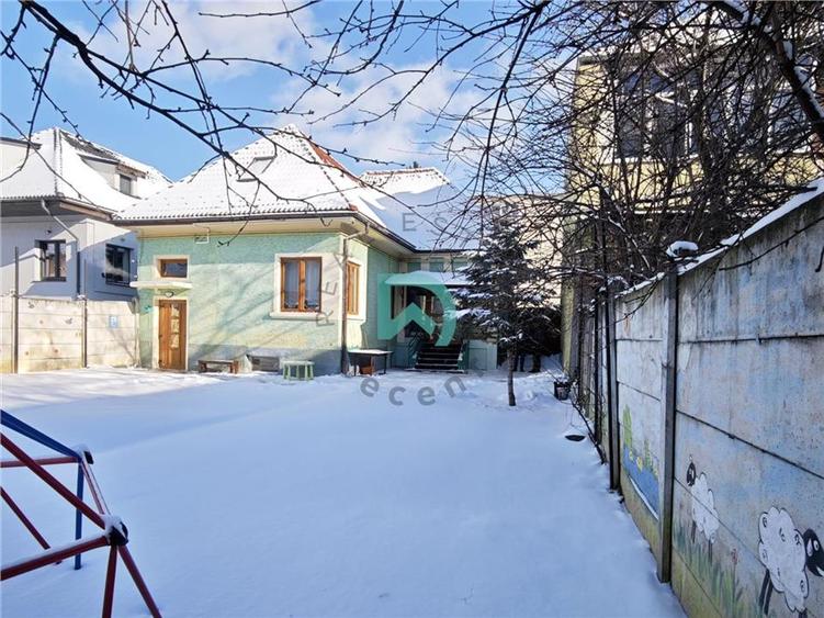 Casă individuală cu 8 camere cu Teren 377 Mp în Centrul Civic