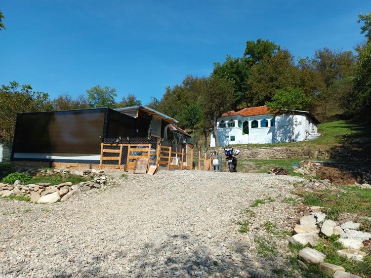 Casă individuală cu 4 camere cu Teren 8000 Mp în Odăile