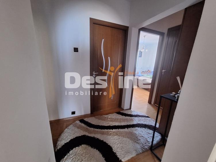 Apartament cu 3 camere decomandat, mobilat în Nerva Traian