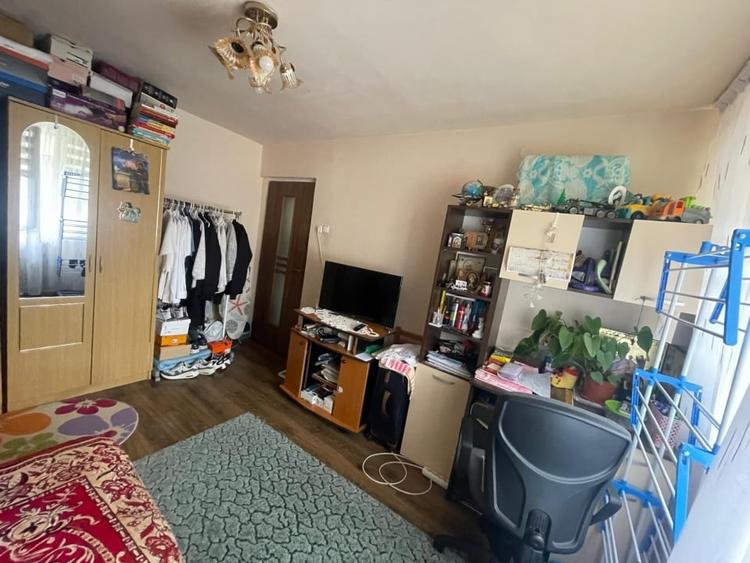Apartament cu 3 camere semidecomandat, mobilat în Valea Rosie
