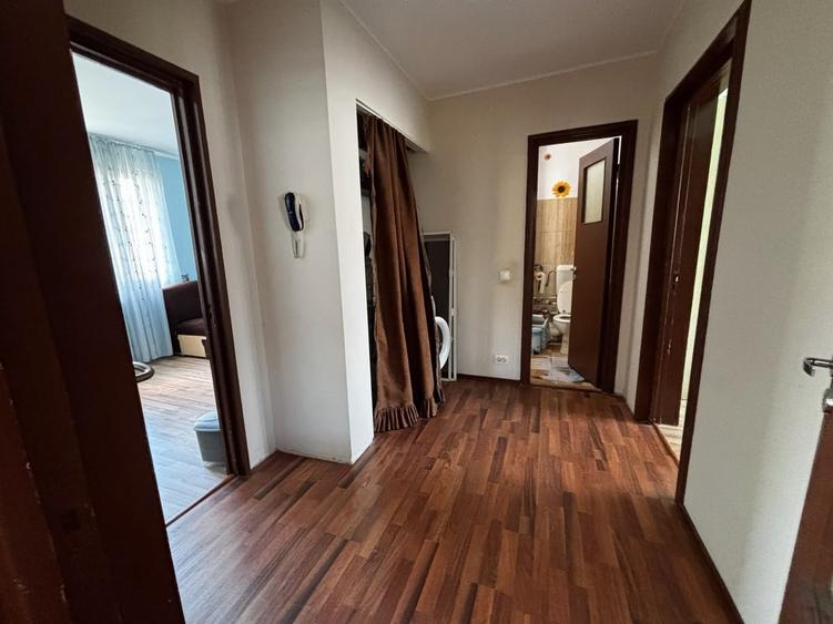 Apartament cu 3 camere semidecomandat în Obor