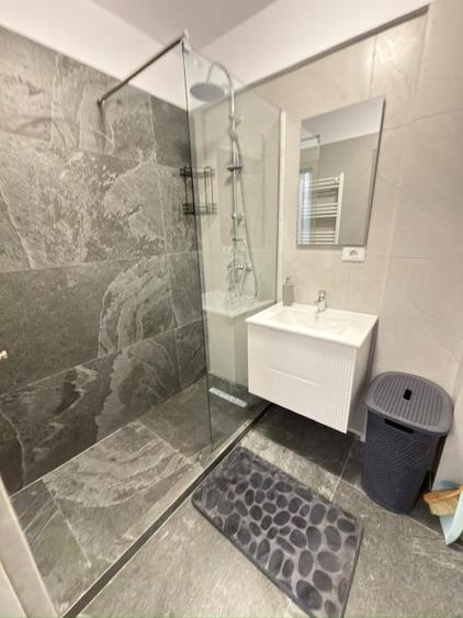 Apartament cu 2 camere semidecomandat, mobilat în Central