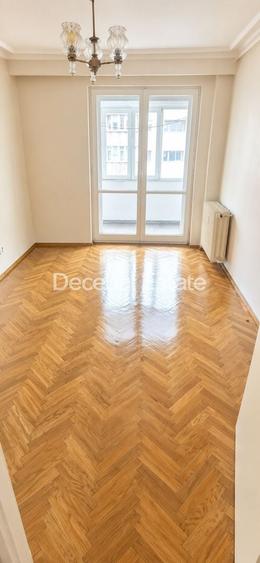 Apartament cu 3 camere semidecomandat în Baba Novac