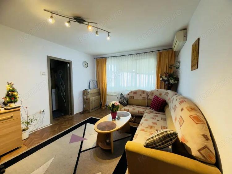Apartament cu 3 camere semidecomandat în Girocului