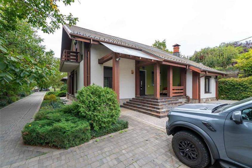 Casă individuală cu 5 camere cu Canalizare în Bucium
