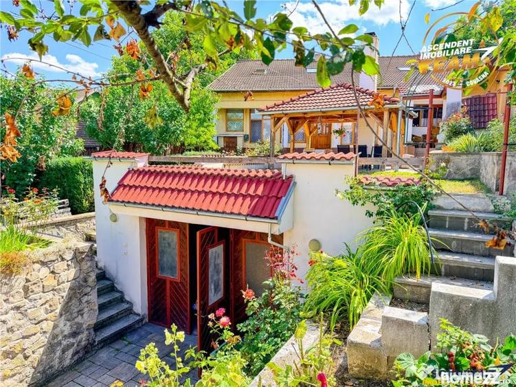 Casă cu 9 camere cu Teren 547 Mp în Central