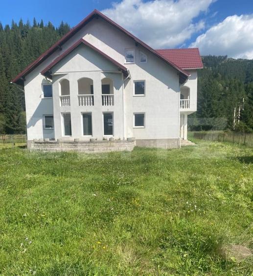 Vilă cu etaj de vânzare în Pojorâta - 12