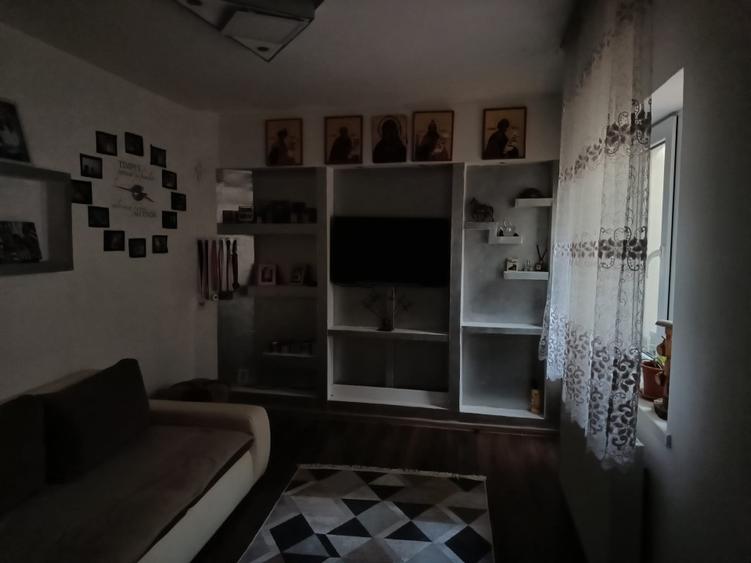 Casă individuală cu 5 camere cu Canalizare în Central