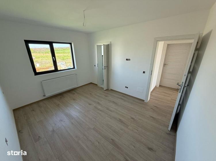 Casă cu 4 camere cu Teren 490 Mp în Păulești