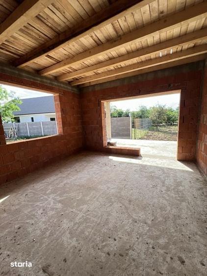 Casă cu 2 camere cu Teren 79 Mp în Biharia
