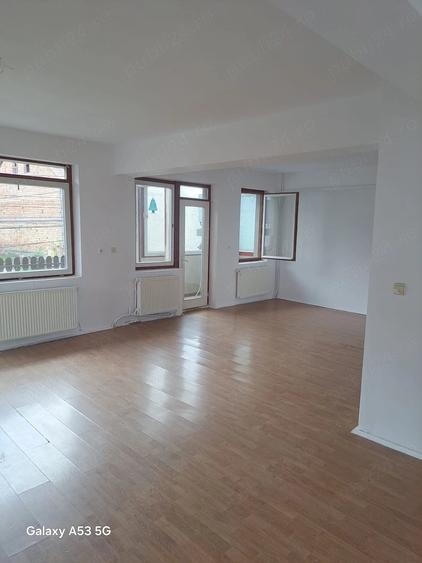 Apartament cu 6 camere decomandat în Central