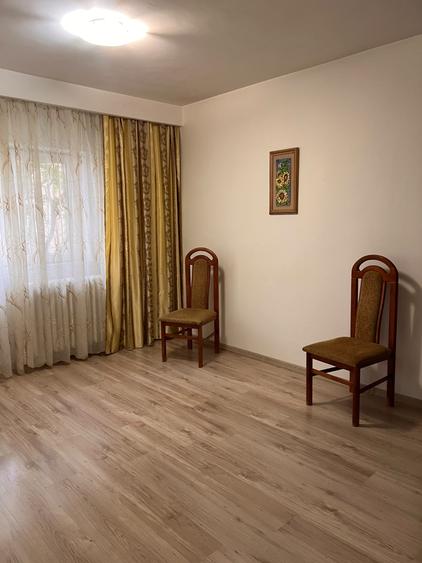 Apartament cu 3 camere decomandat în P-ța Victoriei