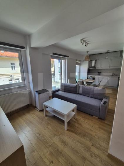 Apartament cu 3 camere semidecomandat, mobilat în Central — fotografia 3
