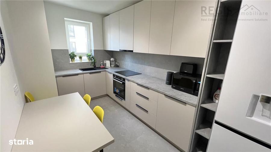 Apartament cu 3 camere decomandat, mobilat în Tractorul