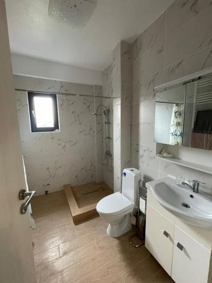 Apartament cu 3 camere decomandat, mobilat în Exterior Est