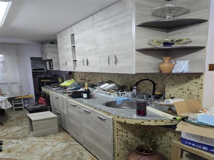 Apartament cu 4 camere decomandat în Apărătorii Patriei