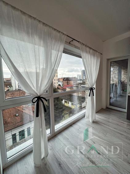 Apartament cu 3 camere semidecomandat, mobilat în Semicentral
