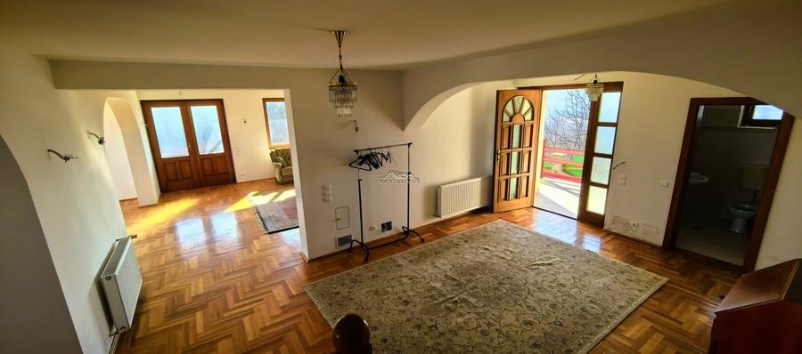 Casă individuală cu 8 camere cu Canalizare în Vest