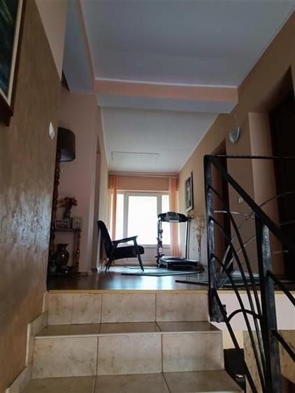 Casă individuală cu 5 camere cu Canalizare în Central