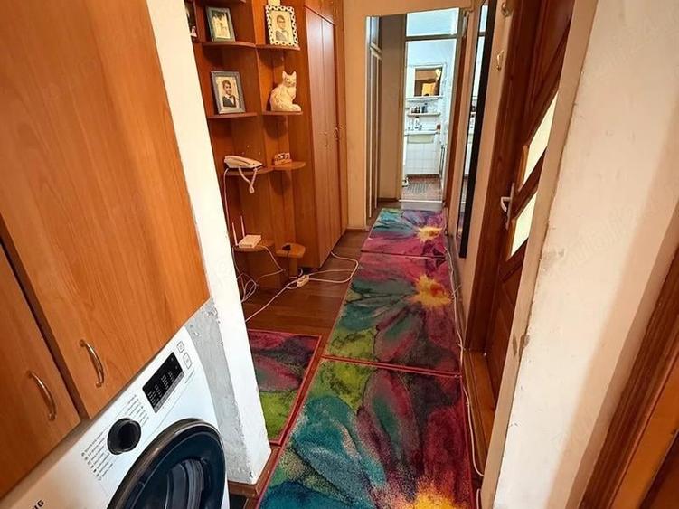 Apartament cu 4 camere decomandat în Craiovița Nouă
