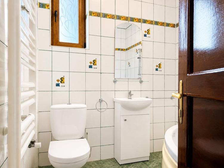 Casă individuală cu 12 camere cu Canalizare în Central