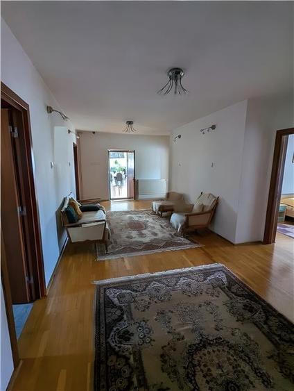 Casă individuală cu 12 camere cu Teren 12000 Mp în Exterior Vest