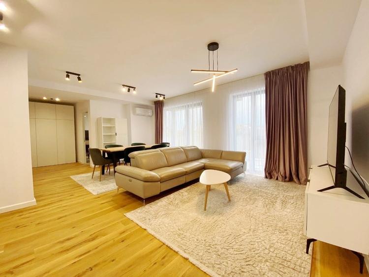 Apartament cu 3 camere semidecomandat, mobilat în P-ta Presei Libere