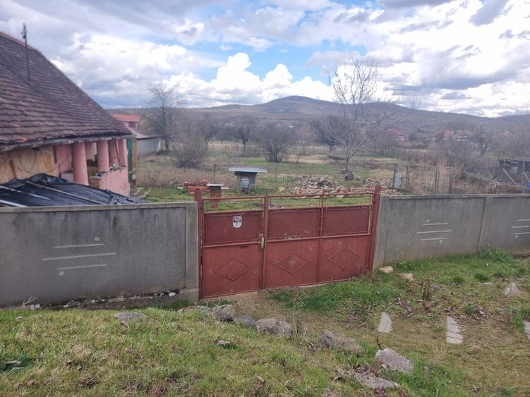 Casă cu 3 camere în Ghioroc