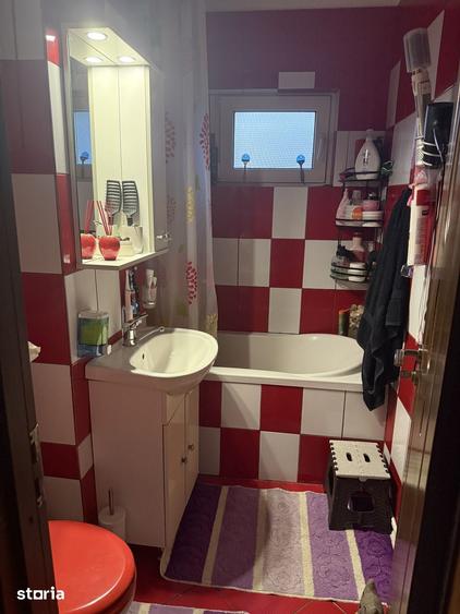 Apartament cu 3 camere semidecomandat în Mioriței