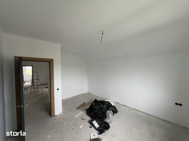 Casă cu 5 camere cu Teren 1000 Mp în Păulești
