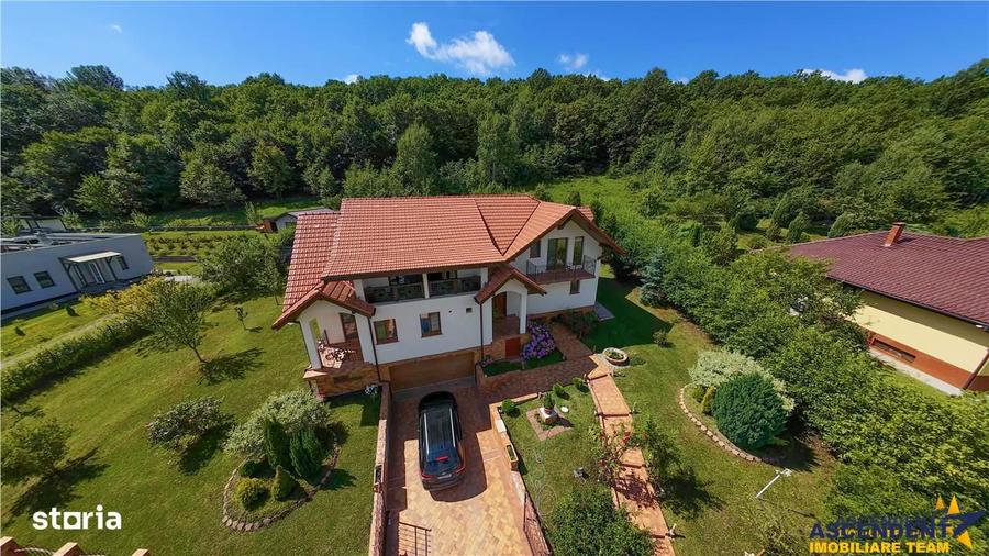 Casă cu 9 camere decomandat cu Teren 1750 Mp în Central