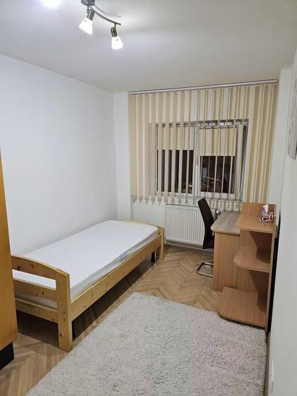 Apartament cu 4 camere decomandat în Florești
